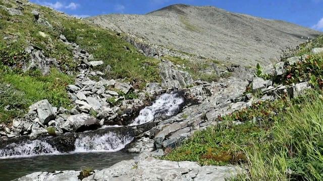 Звучат небольшие водопады на горном ручье / Звуки прир смотреть онлайн