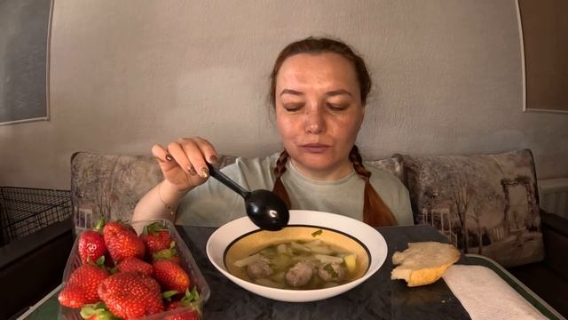 Борщевик с фрикадельками, клубника 🍓😋. Мукбанг смотреть онлайн