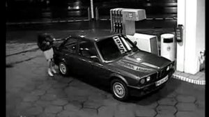 девушка на заправке.mpg