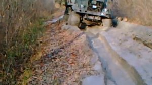 КрАЗ 255 лесовоз идет по грязи.