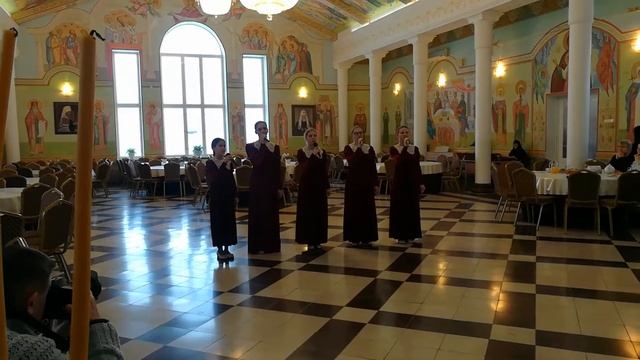 Исполняют воспитанницы женского монастыря. Город Мал?