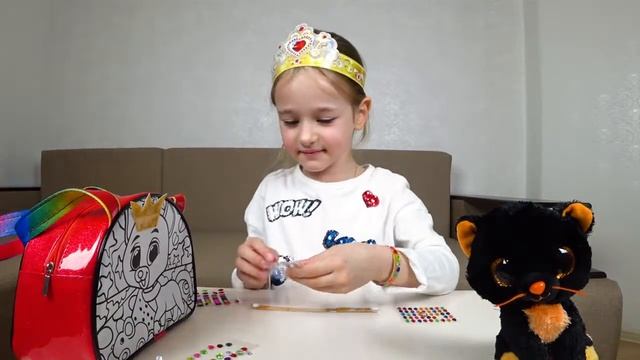 Ева открывает игрушку Royal Pets с милым котёнком