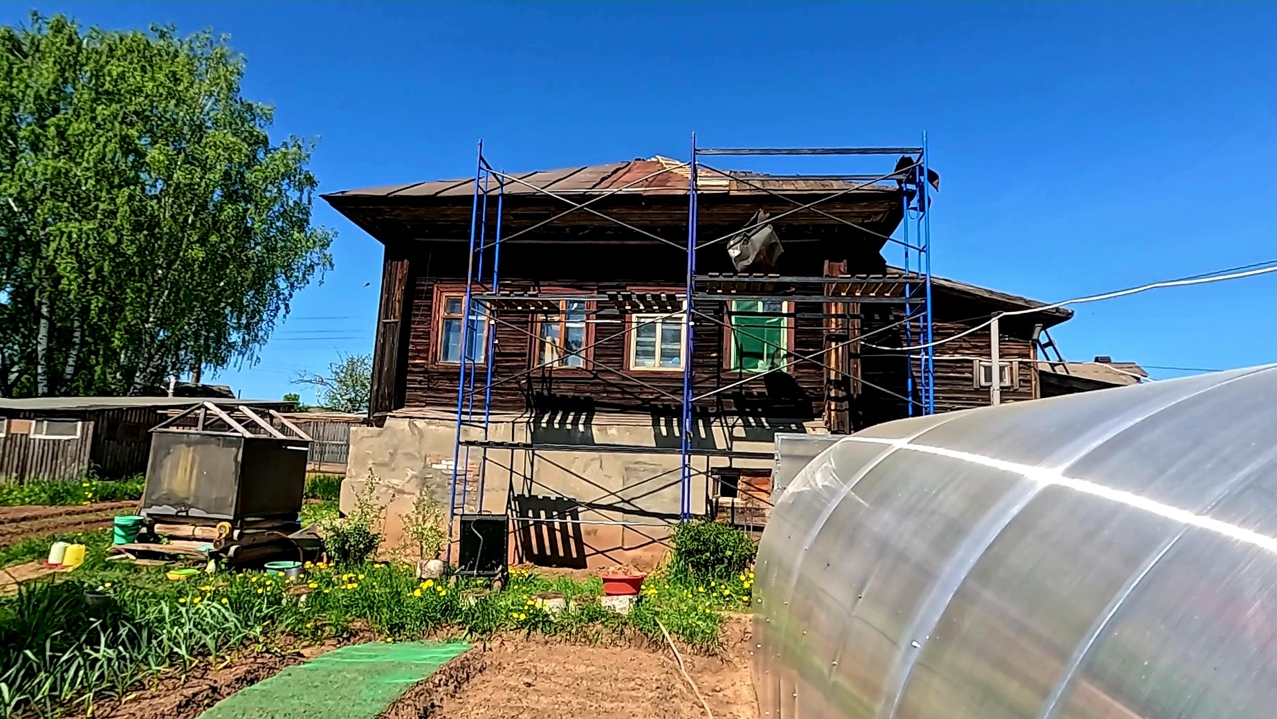 Лёша делает крышу.. Пьют как лошади.. Ноги надо уносит.. смотреть онлайн