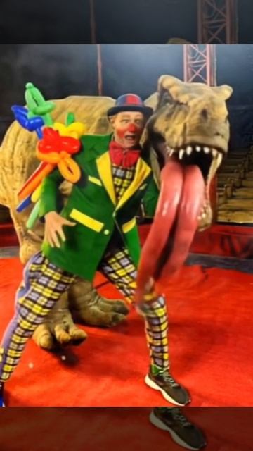 Внимание ⚠️ ДИНОЗАВР  в цирке 😱
Не бойтесь, Муля его укратит 😁