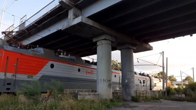 Встреча электровоза 3ЭС5К-805 и электропоезда ЭД9М-0266 с сообщением Владивосток-Тихоокеанская смотреть онлайн