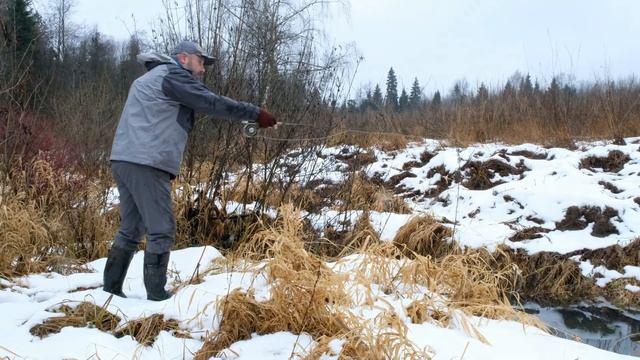 Он не уснул и не скатился вниз! Тот самый монстр - голец в начале декабря. смотреть онлайн