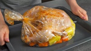 ЗАПЕЧЕННАЯ КУРИЦА С ОВОЩАМИ В РУКАВЕ для семейного обеда и к празднику! Рецепт от Всегда Вкусно!