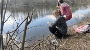 С  ПОДРУГОЙ  НА  ПРИРОДЕ  ВОЗЛЕ  ОЗЕРА.