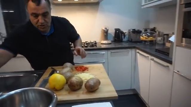 Сочный мясной рулет вместе с гарниром из тушеной картошки в духовке смотреть онлайн