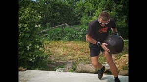 Латеральные прыжки с мячом