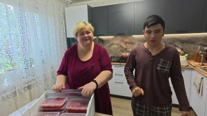 Парни примеряют обновки. Клубнику готовим на зиму.