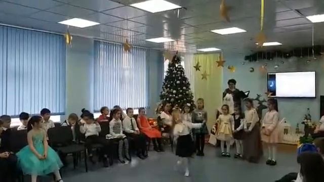 Маша танцует балет