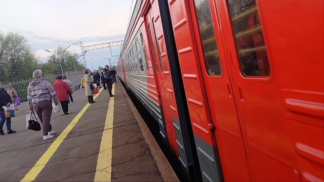 23 мая 2025 г. Электропоезд ЭТ2М-047 Сообщением Любань-Обухово Прибывает на станцию Колпино смотреть онлайн