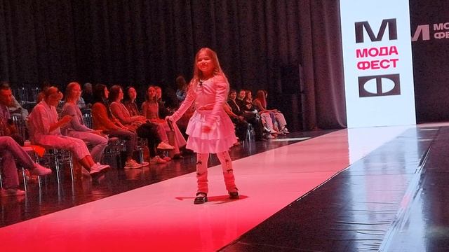 Варя Сковородкина спела на МОДА ФЕСТ ЮГА РОССИИ 2025! смотреть онлайн