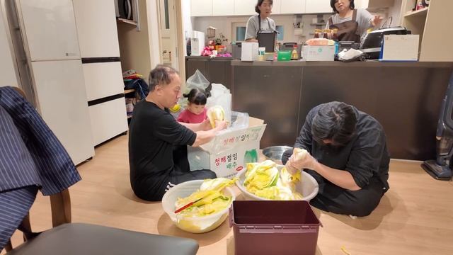 KOREA VLOG/ МАРИНУЕМ КИМЧИ смотреть онлайн