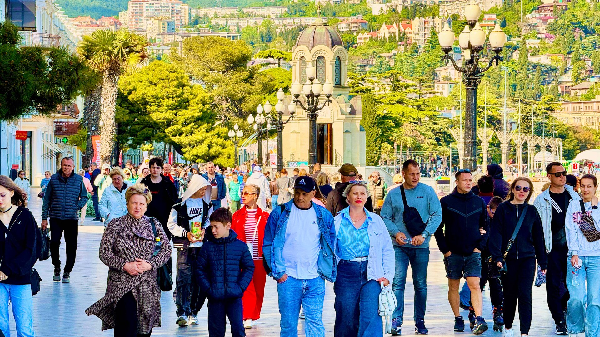 ЯЛТА 2025. ОБАЛДЕТЬ,сколько ПРИЕХАЛО ТУРИСТОВ. Реальная обстановка. Массандровский пляж.Крым сегодня смотреть онлайн