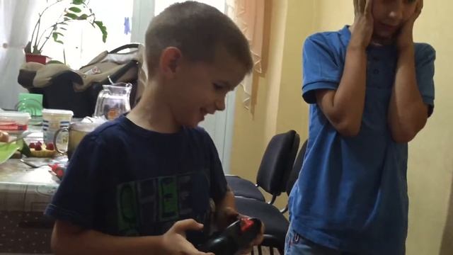 Машинка ездит по стенам! У детей восторг! смотреть онлайн