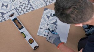 Укладка ПВХ плитки на пол в ванной. Пошаговый монтаж самоклеящейся плитки своими руками