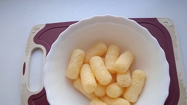 пробую кукурузные сладкие палочки со вкусом карамели