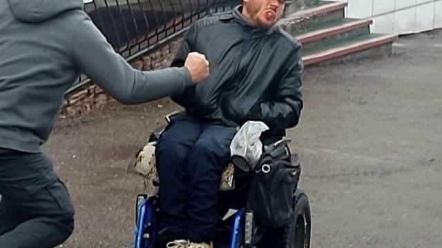 Петух солевой говорят его ещё обоссали после этого😬#shorts смотреть онлайн