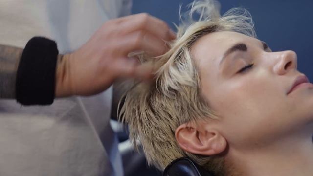 Суперрасслабляющий ASMR женский массаж головы . Покалывание и царапание головы смотреть онлайн