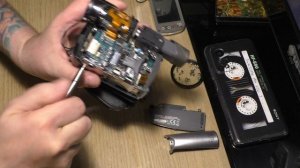 📼⚙️ Разобрал камеру, чтоб извлечь застрявшую кассет