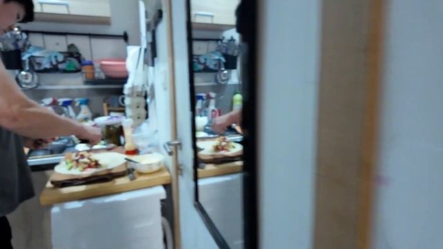 Vlog/САМАЯ ВКУСНАЯ ШАУРМА ОТ МУЖА/только еда)) мини влог ?