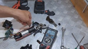 Аккумуляторный секатор Krafftec 21В неадекватно работает.