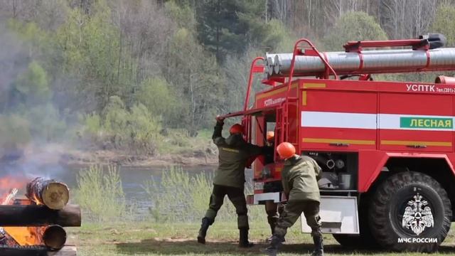 Сотрудники МЧС России приняли участие в масштабных учениях по тушению лесных пожаров смотреть онлайн