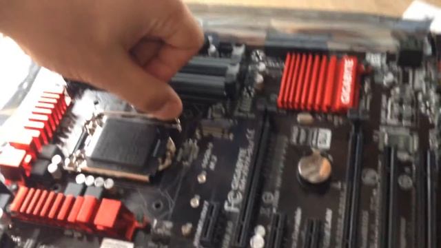 Распаковка материнской платы GIGABYTE GA-Z97X-SLI смотреть онлайн