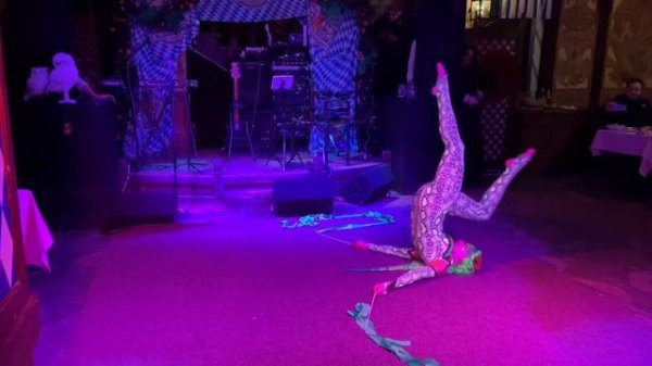 Цирковой номер- Змея. Рада Пак.