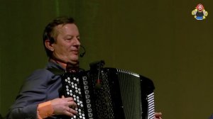 " ГАГАРИНСКИЙ ПАРК ", поёт ансамбль "МИТРОФАНОВНА", танец от ансамбля "Барабушки".