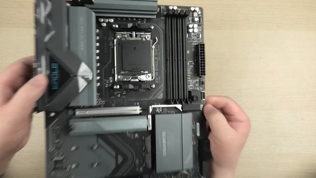 Розпаковка Gigabyte X870 EAGLE WIFI7
