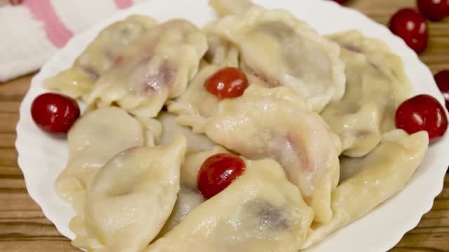 Вареники с черешней на заварном тесте. 🍒Рецепт тонкого теста которое не разваривается.🍒 смотреть онлайн