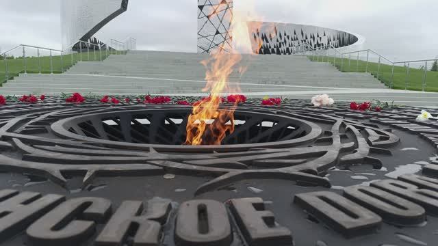 «Семен Пивоваров "У обелиска", читает Ермакова Ксения 5 лет. смотреть онлайн