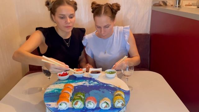 МУКБАНГ СУШИ РОЛЛЫ 🍣/БЛИЗНЯШКИ-ОБЬЕДАШКИ/ MUKBANG SUSHI ROLLS/