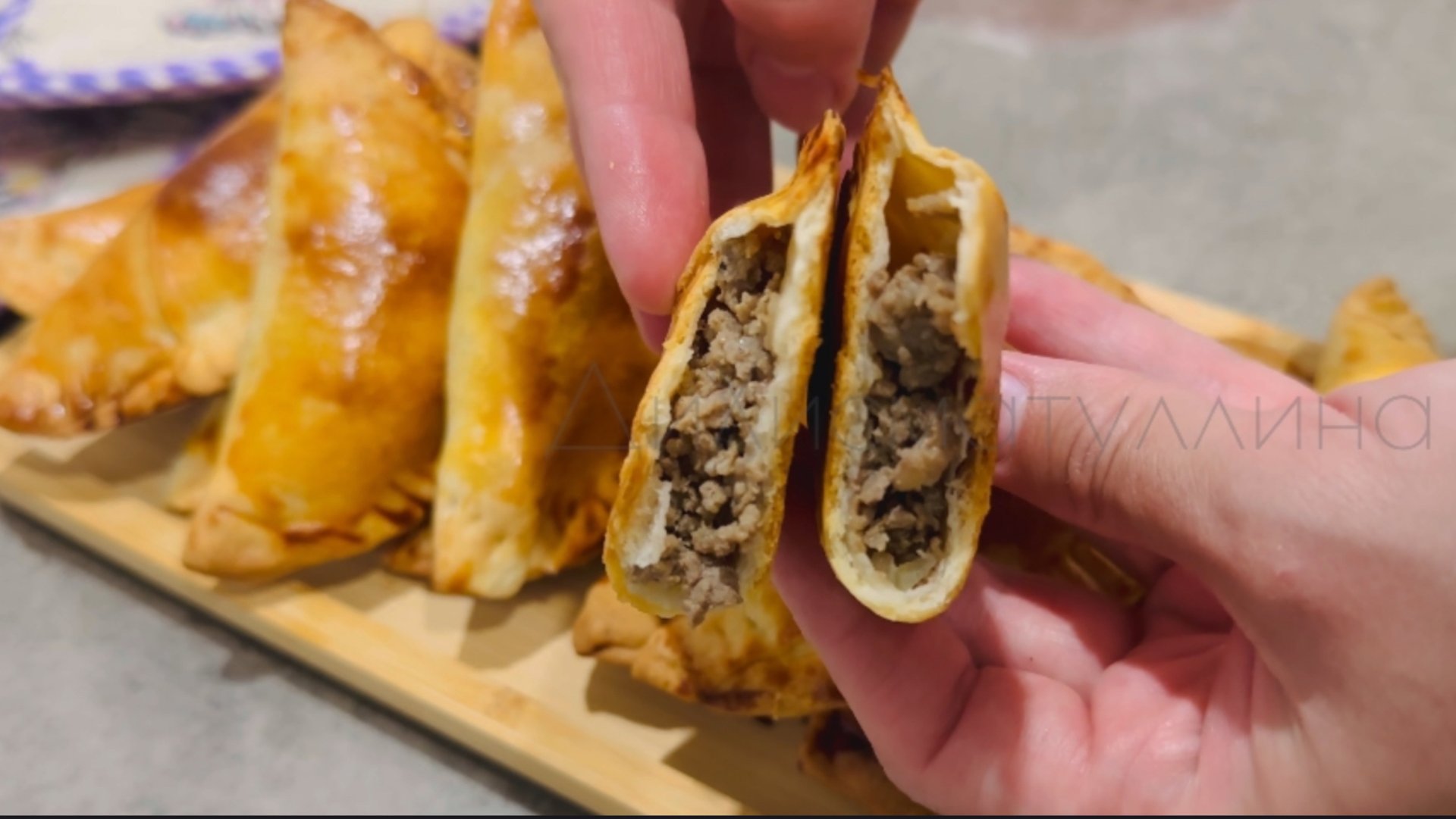 Пирожки с мясом в духовке / Печеные пирожки с мясом на бездрожжевом тесте + рецепт теста на пирожки смотреть онлайн