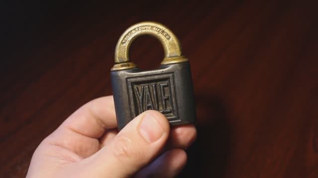 Старинный замок Yale 