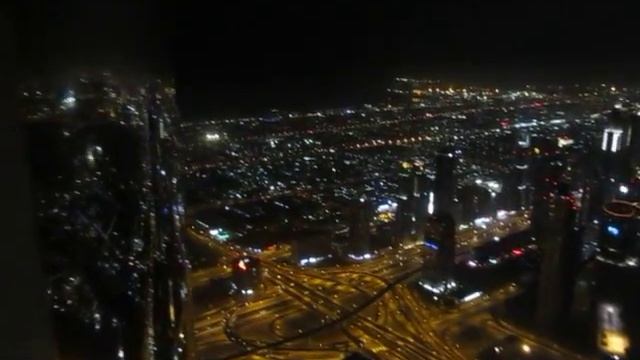 Вид на ночной Дубай с высоты 500 метров. Перекресток. смотреть онлайн