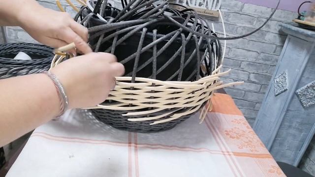 Двухцветное кашпо или куда девать остатки ротанга!