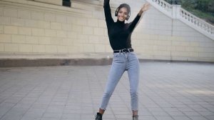 Девочки танцуют