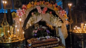 На мрачной горе, у подножья Креста, Пречистая Мати сто?