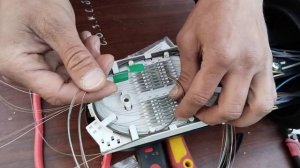 Укладка оптических волокон в кассету после разварки б