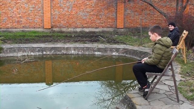 Редкий КАРП КОИ на палку с леской в старом озере! 🐟 Я и
