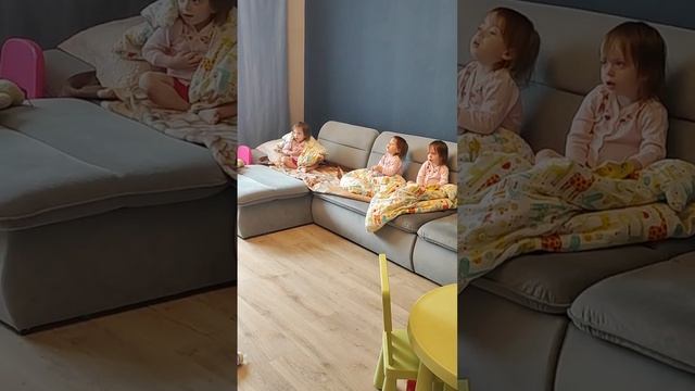 тройняшки тихо смотрят телевизор #tvtime #triplets #близнецы # смотреть онлайн