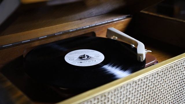 Музыка о любви на радиоле «Беларусь–59» | Из к/ф «Шербу? смотреть онлайн