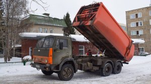 Мусоровоз КО-440-5 на шасси КамАЗ-53213 (Х 045 НЕ 22). / KAMAZ garbage truck.