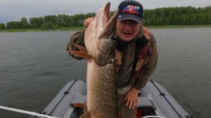 Вот это лошадь! Ловля щуки на легкий джиг.