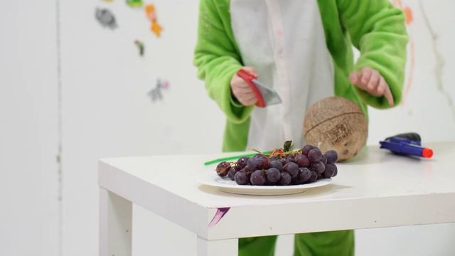 Ребенок раскалывает кокос и пьет сок. Мама принесла пр