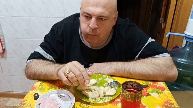 Мукбанг. Вареники с адыгейским сыром, ветчина и сок. Че смотреть онлайн